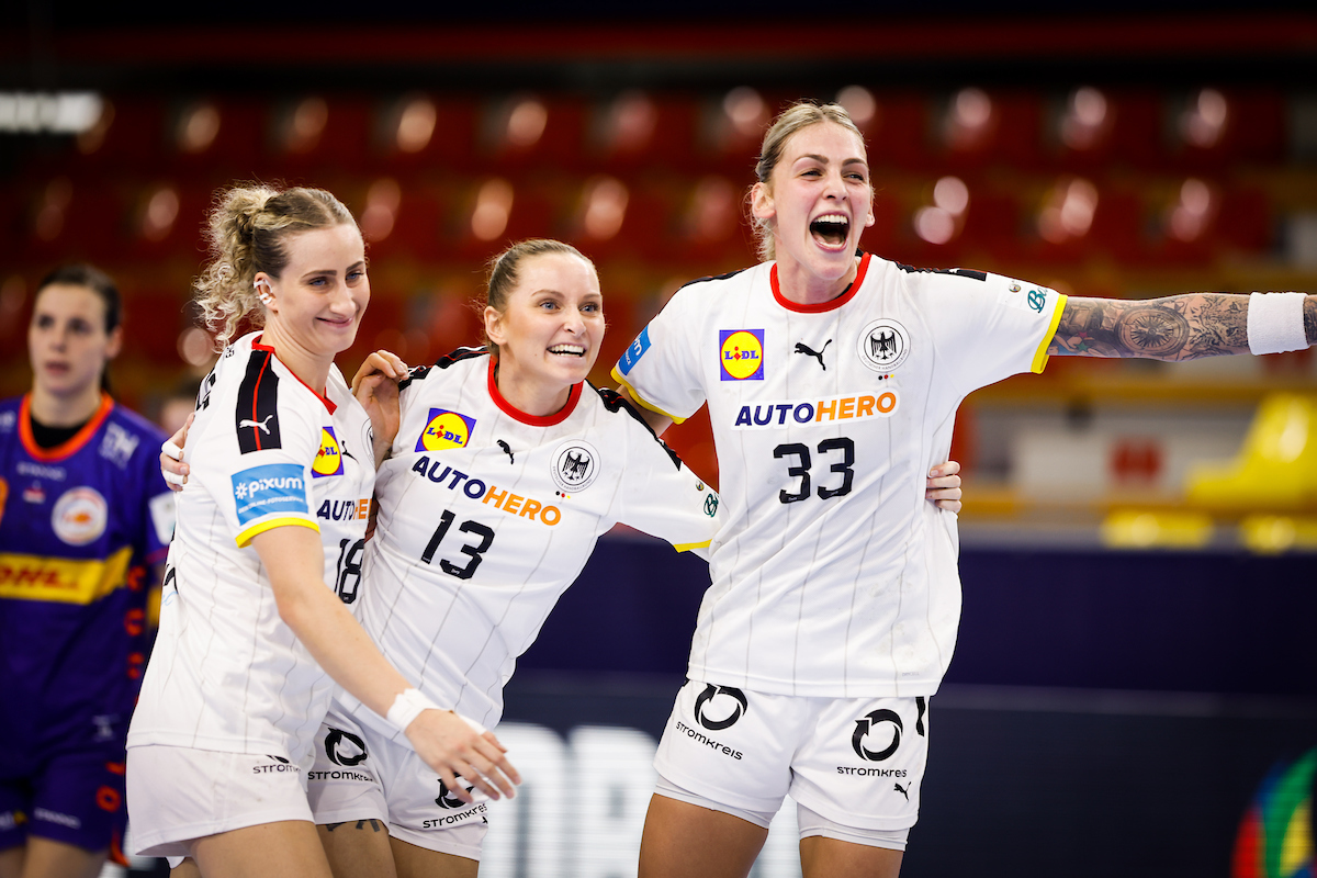 SUMMARY: German, Romanian wins throw group II open on dramatic night