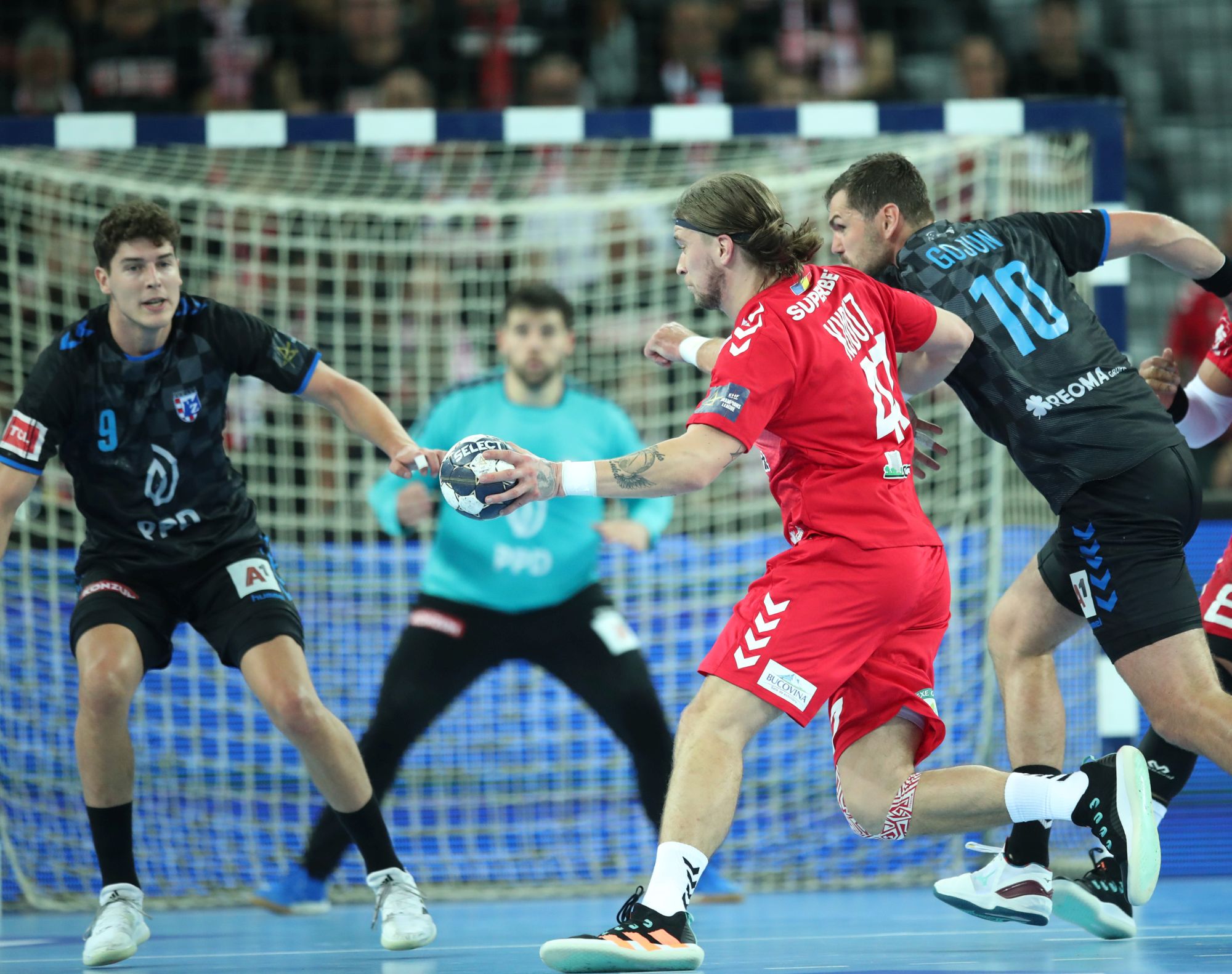 Dinamo dramatically snatch first away win 