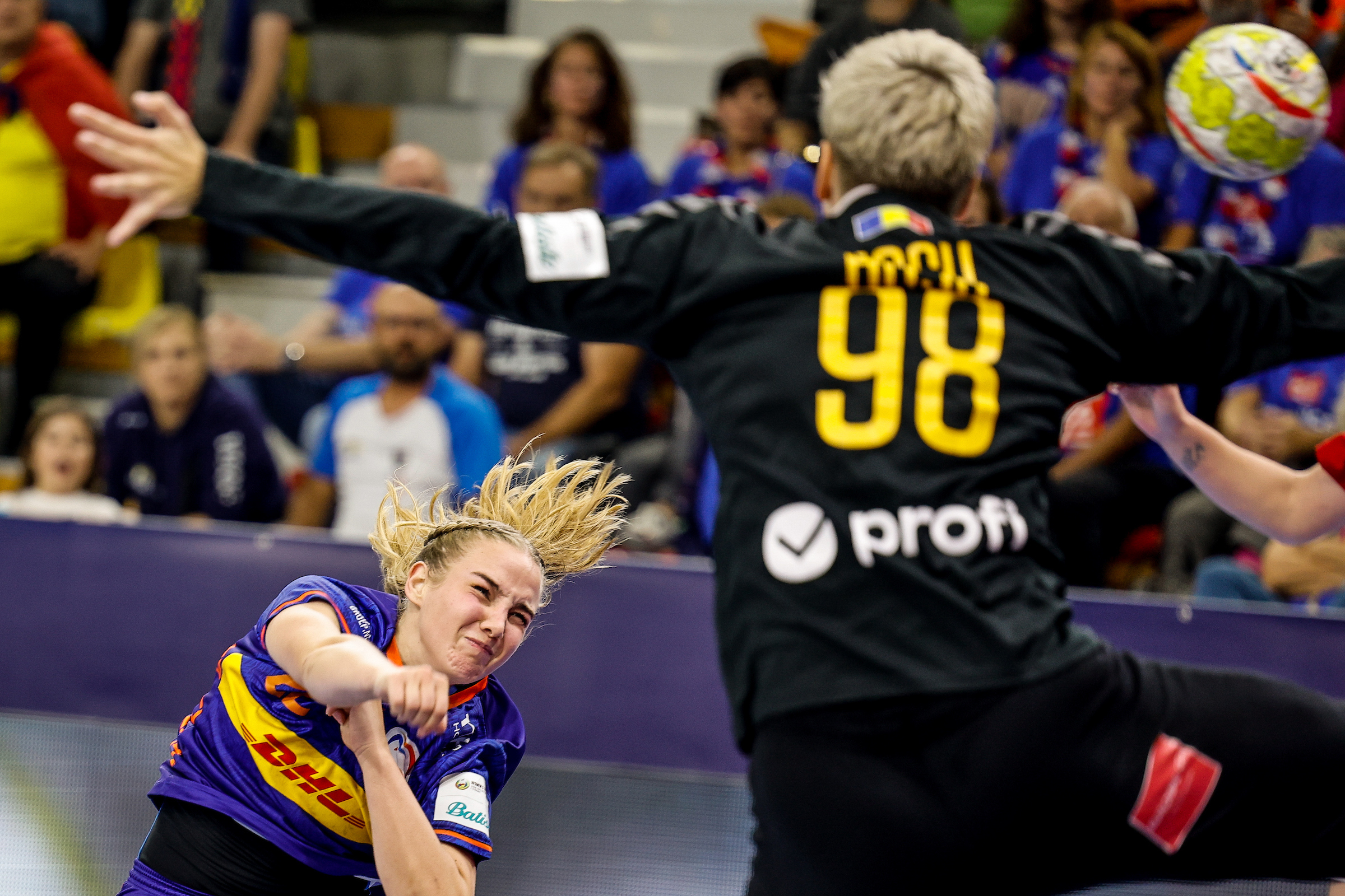 Netherlands survive Romania comeback to earn win