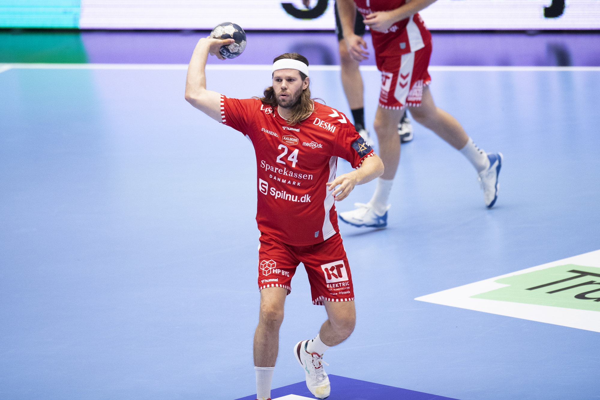 Summary: Hansen's 1,000th goal highlights exciting opening round