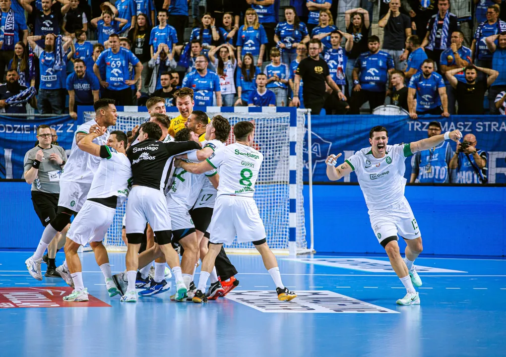 Sporting snatch quarter-final ticket; Berlin finish third