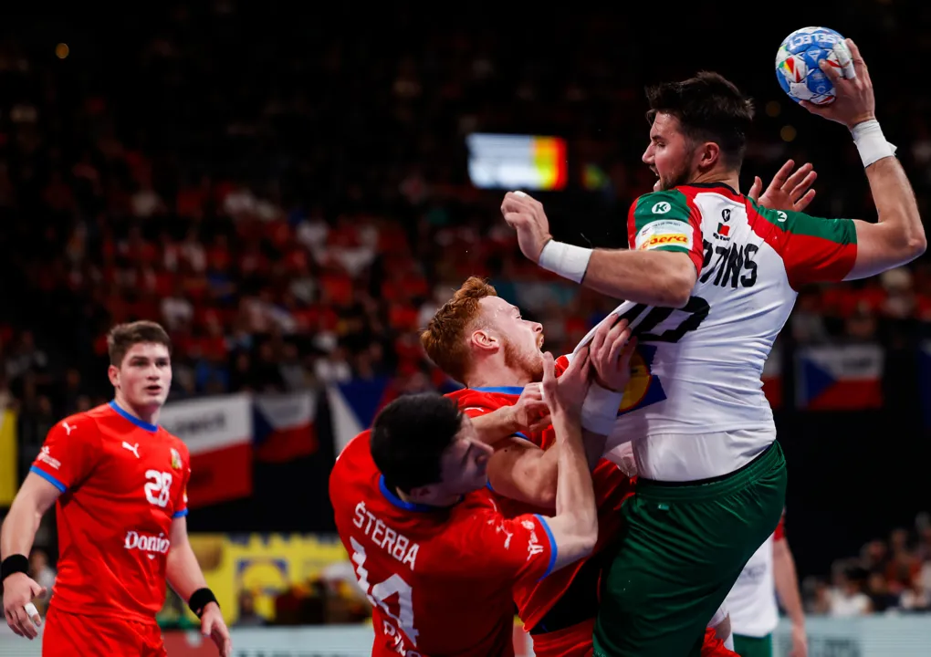 Portugal beat Czechia to close in on main round