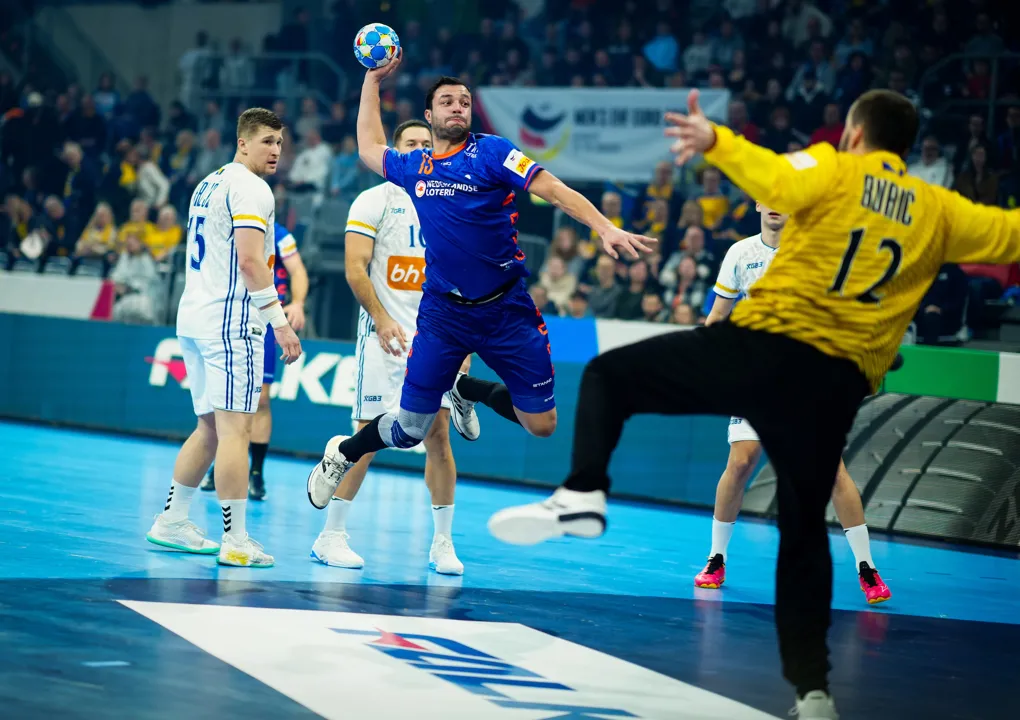 Record win brings the Netherlands to edge of main round