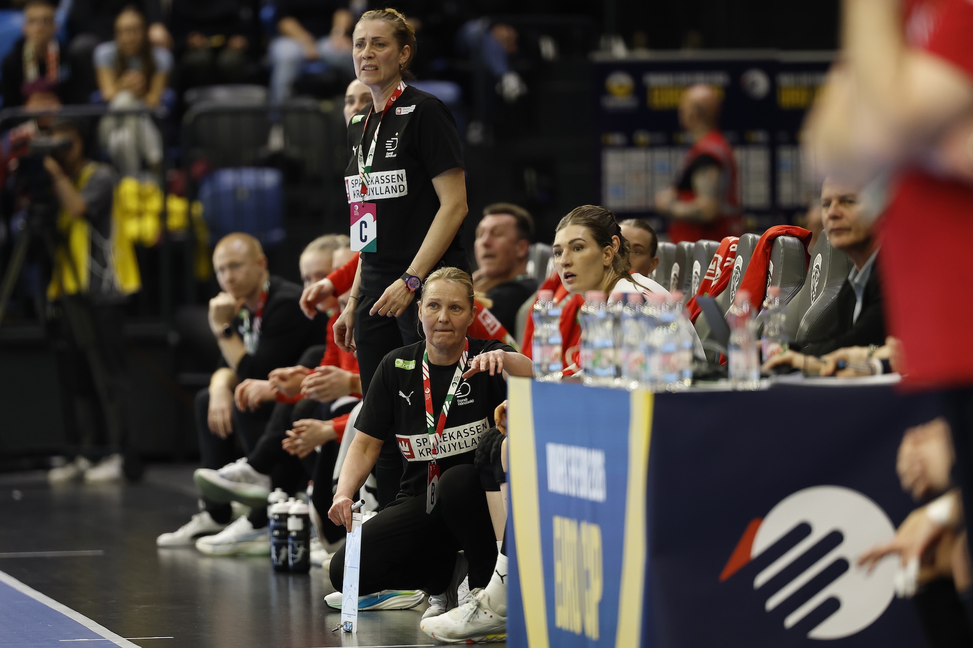 HUN DEN 260305 DEN Bench