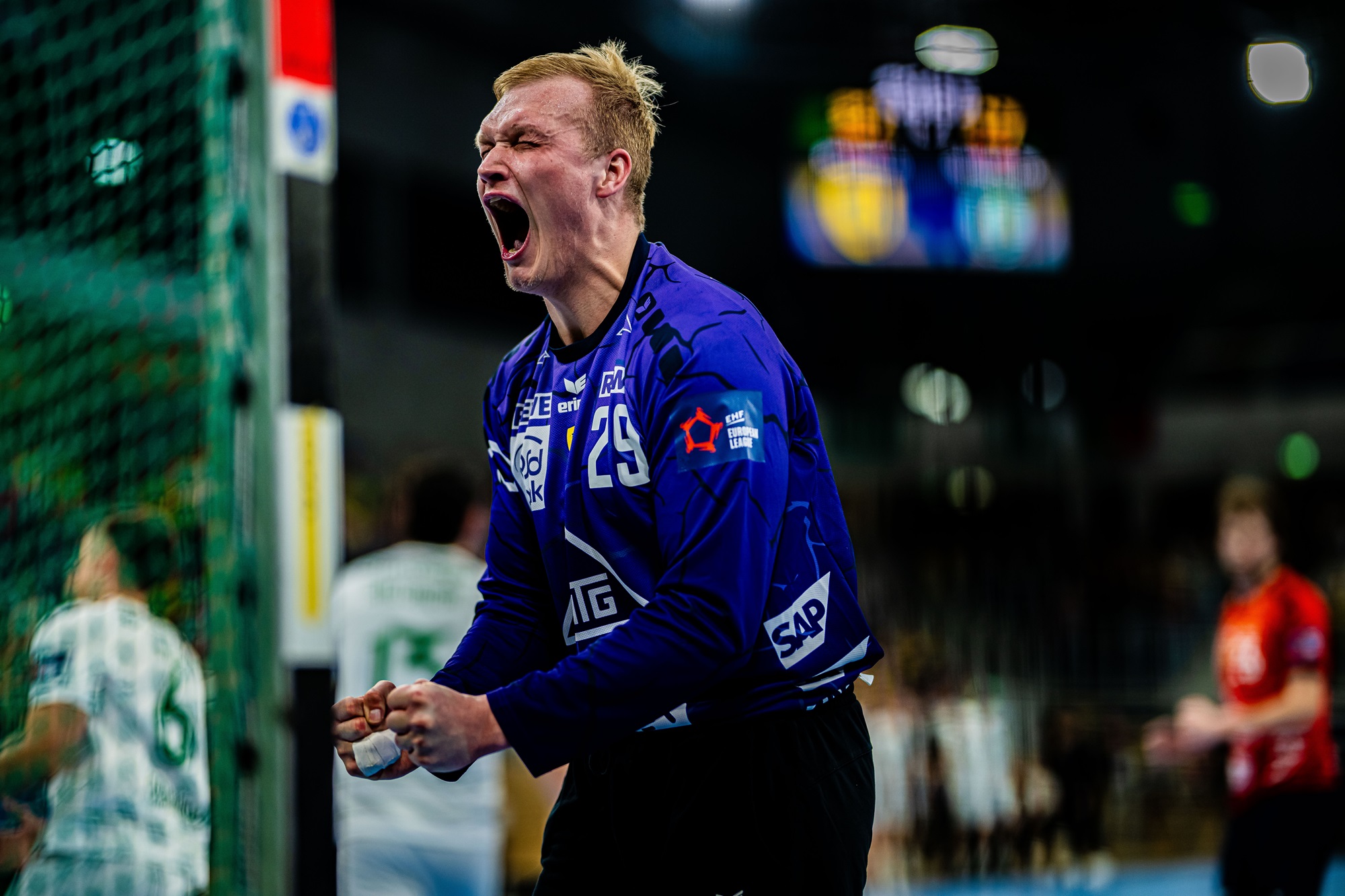 1 former winner, 2 nations, 4 teams, and 13,182 fans