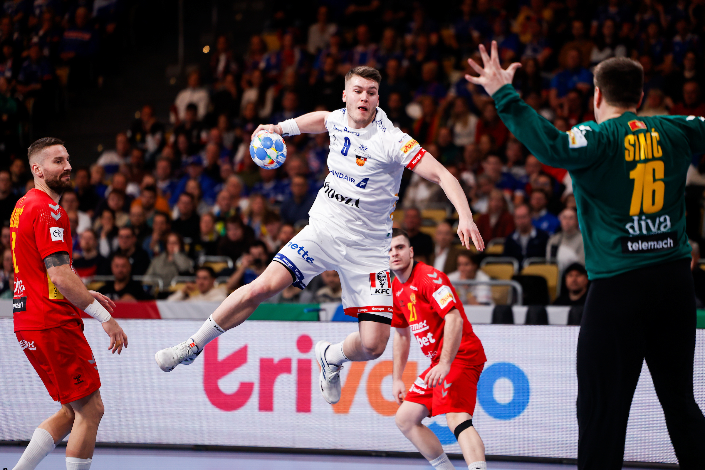 Iceland survive late scare to clinch first win