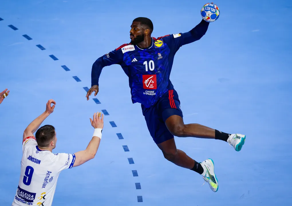 France edge closer to semi-finals berth